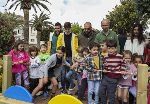 A rapazada de Banda ó Río estrea un novo parque infantil